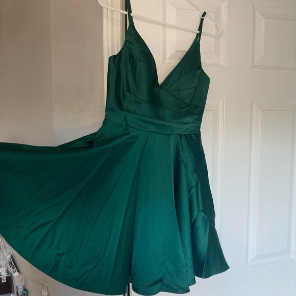 BRAND NEW WITH TAGS Lulu’s emerald green silk dress women’s size 4 WITH POCKETS! - Picture 2 of 10